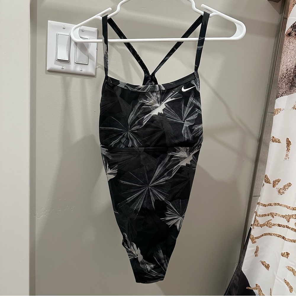 EUC Women’s Nike One Piece Swimsuit